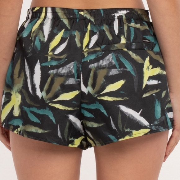NWT Volcom Wind It Up Womens Runner Shorts in Black Combo - Picture 3 of 8